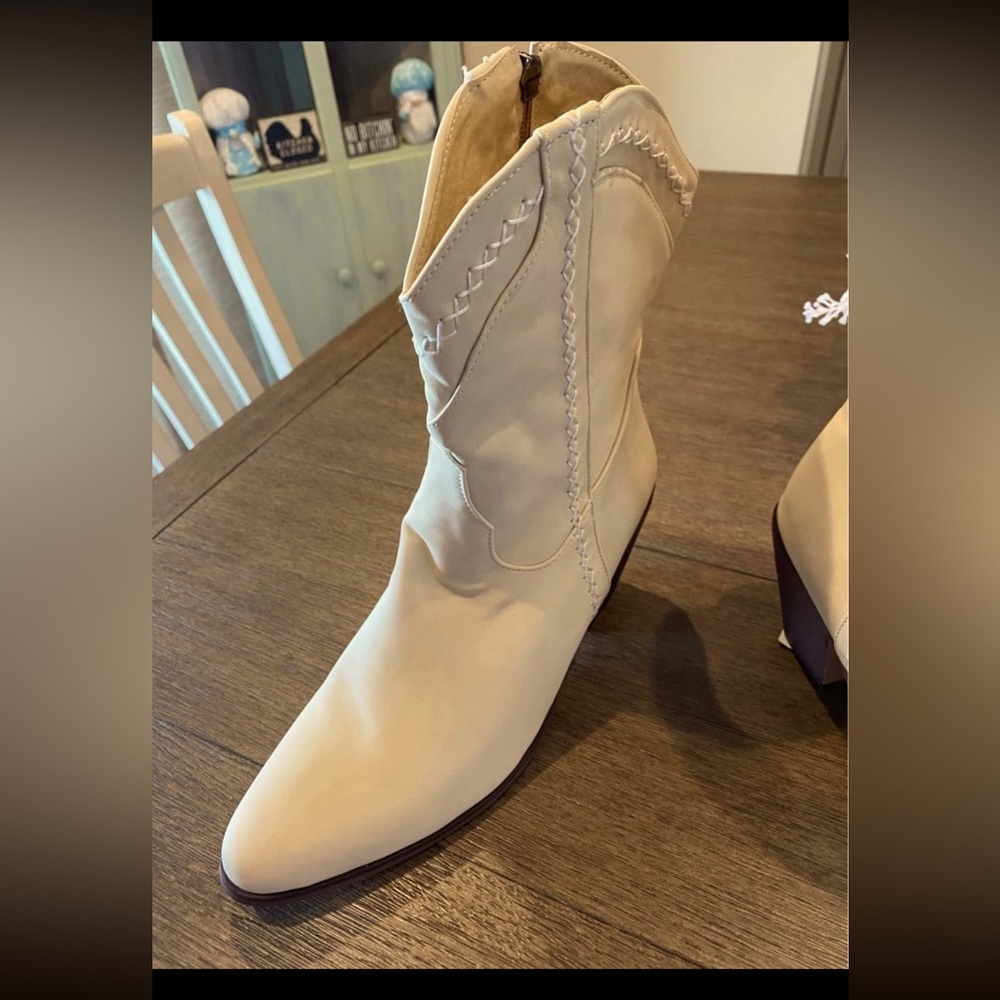 Cream short cowboys shoes size 9